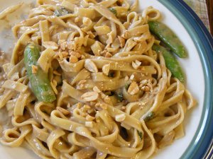 thai_noodles_with_spicy_peanut_basil_sauce